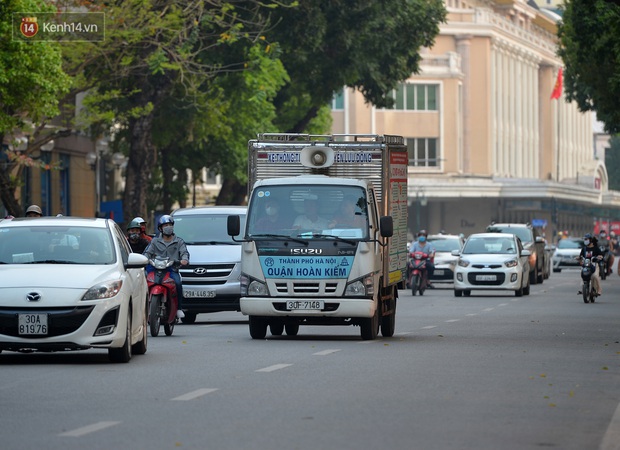 Khung cảnh khác lạ của Hà Nội thời dịch Covid-19: Những cánh cửa im phăng phắc, người dân trùm kín tập thể dục bên hồ Gươm - Ảnh 7. Khung cảnh khác lạ của Hà Nội thời dịch Covid-19: Những cánh cửa im phăng phắc, người dân trùm kín tập thể dục bên hồ Gươm - Ảnh 7.