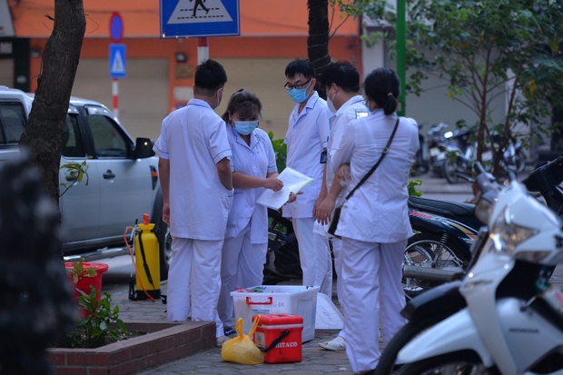 Hà Nội: Cách ly tạm thời tòa chung cư nơi bệnh nhân 148 sinh sống - Ảnh 3. Hà Nội: Cách ly tạm thời tòa chung cư nơi bệnh nhân 148 sinh sống - Ảnh 3.
