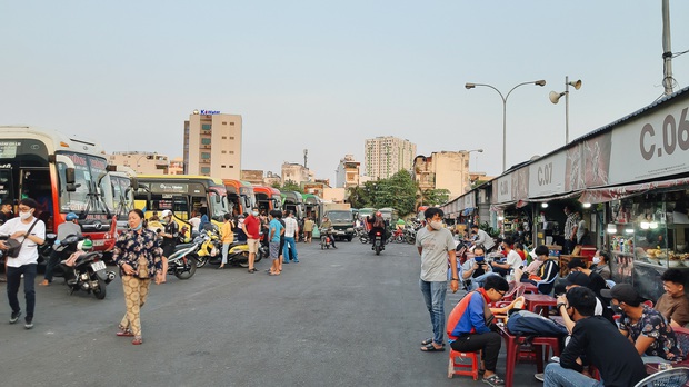 Ảnh: Người dân ùn ùn đổ ra bến xe Miền Đông, rời Sài Gòn về quê trước giờ áp dụng biện pháp hạn chế di chuyển để trách dịch - Ảnh 9. Ảnh: Người dân ùn ùn đổ ra bến xe Miền Đông, rời Sài Gòn về quê trước giờ áp dụng biện pháp hạn chế di chuyển để trách dịch - Ảnh 9.