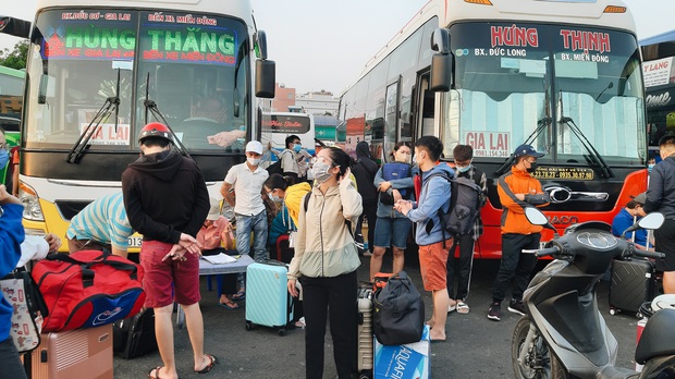 Ảnh: Người dân ùn ùn đổ ra bến xe Miền Đông, rời Sài Gòn về quê trước giờ áp dụng biện pháp hạn chế di chuyển để trách dịch - Ảnh 8. Ảnh: Người dân ùn ùn đổ ra bến xe Miền Đông, rời Sài Gòn về quê trước giờ áp dụng biện pháp hạn chế di chuyển để trách dịch - Ảnh 8.