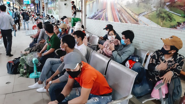 Ảnh: Người dân ùn ùn đổ ra bến xe Miền Đông, rời Sài Gòn về quê trước giờ áp dụng biện pháp hạn chế di chuyển để trách dịch - Ảnh 5. Ảnh: Người dân ùn ùn đổ ra bến xe Miền Đông, rời Sài Gòn về quê trước giờ áp dụng biện pháp hạn chế di chuyển để trách dịch - Ảnh 5.
