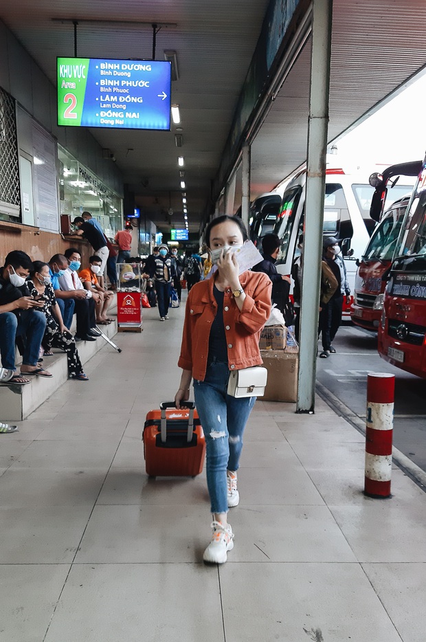 Ảnh: Người dân ùn ùn đổ ra bến xe Miền Đông, rời Sài Gòn về quê trước giờ áp dụng biện pháp hạn chế di chuyển để trách dịch - Ảnh 6. Ảnh: Người dân ùn ùn đổ ra bến xe Miền Đông, rời Sài Gòn về quê trước giờ áp dụng biện pháp hạn chế di chuyển để trách dịch - Ảnh 6.