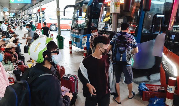 Ảnh: Người dân ùn ùn đổ ra bến xe Miền Đông, rời Sài Gòn về quê trước giờ áp dụng biện pháp hạn chế di chuyển để trách dịch - Ảnh 7. Ảnh: Người dân ùn ùn đổ ra bến xe Miền Đông, rời Sài Gòn về quê trước giờ áp dụng biện pháp hạn chế di chuyển để trách dịch - Ảnh 7.