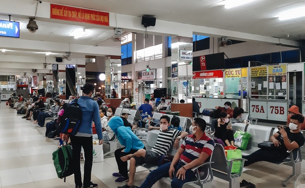 Ảnh: Người dân ùn ùn đổ ra bến xe Miền Đông, rời Sài Gòn về quê trước giờ áp dụng biện pháp hạn chế di chuyển để trách dịch - Ảnh 1. Ảnh: Người dân ùn ùn đổ ra bến xe Miền Đông, rời Sài Gòn về quê trước giờ áp dụng biện pháp hạn chế di chuyển để trách dịch - Ảnh 1.