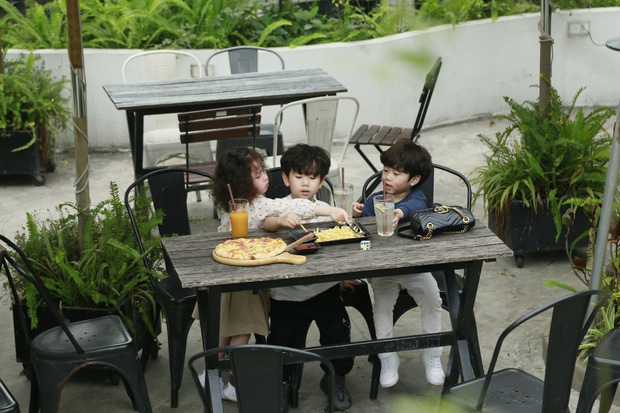 3 nhóc tì Cam, Xoài, Đậu dễ thương đến phát hờn khi trốn bố mẹ rủ nhau đi ăn pizza - Ảnh 2.