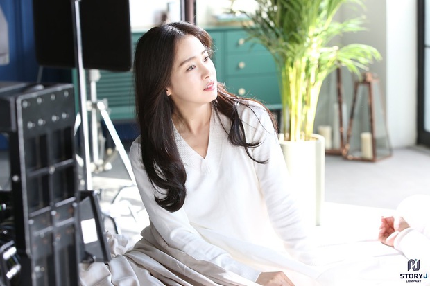 Kim Tae Hee và Bi Rain tung ảnh hậu trường: Ngắm mỹ nhân 2 con đẹp, kéo xuống hình vợ chồng mà ngã ngửa - Ảnh 7.