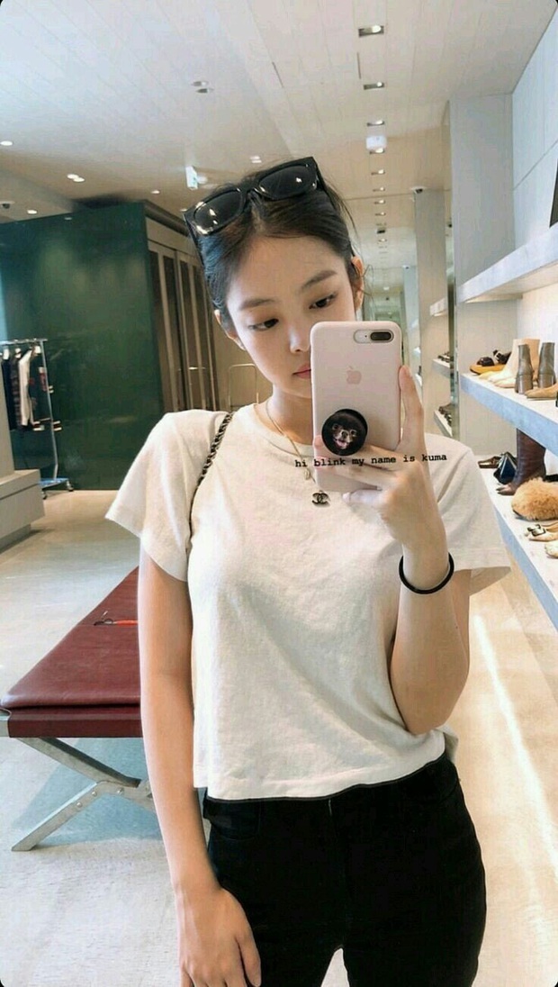 Ở nhà rảnh rỗi thì mặc đẹp rồi selfie trước gương như Jennie là hết chán, lại có thêm loạt ảnh sống ảo khoe thiên hạ - Ảnh 5.