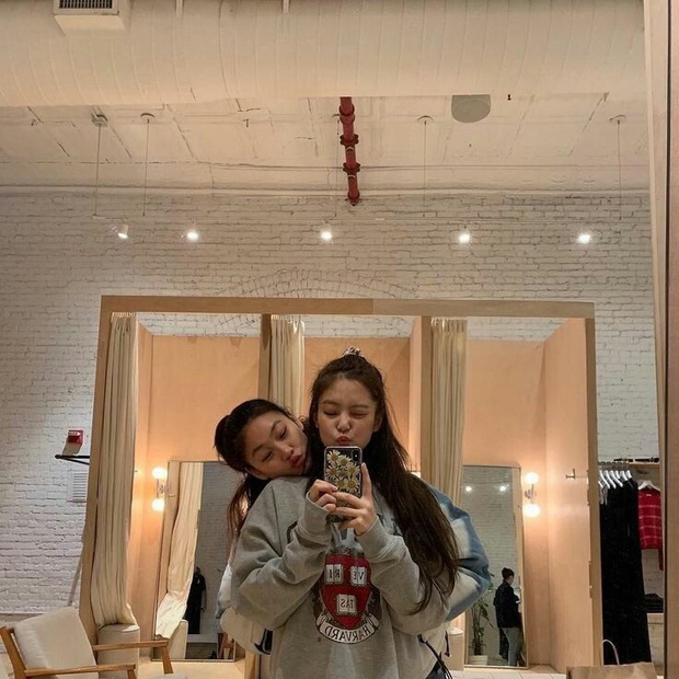 Ở nhà rảnh rỗi thì mặc đẹp rồi selfie trước gương như Jennie là hết chán, lại có thêm loạt ảnh sống ảo khoe thiên hạ - Ảnh 6.