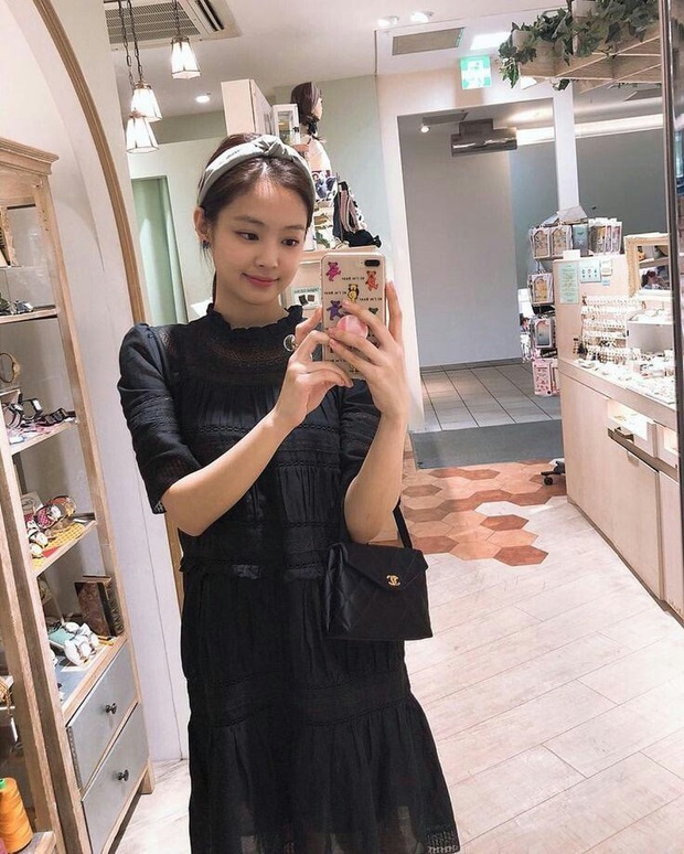 Ở nhà rảnh rỗi thì mặc đẹp rồi selfie trước gương như Jennie là hết chán, lại có thêm loạt ảnh sống ảo khoe thiên hạ - Ảnh 2.