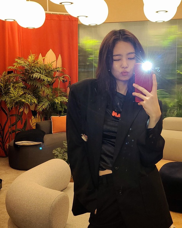 Ở nhà rảnh rỗi thì mặc đẹp rồi selfie trước gương như Jennie là hết chán, lại có thêm loạt ảnh sống ảo khoe thiên hạ - Ảnh 3.