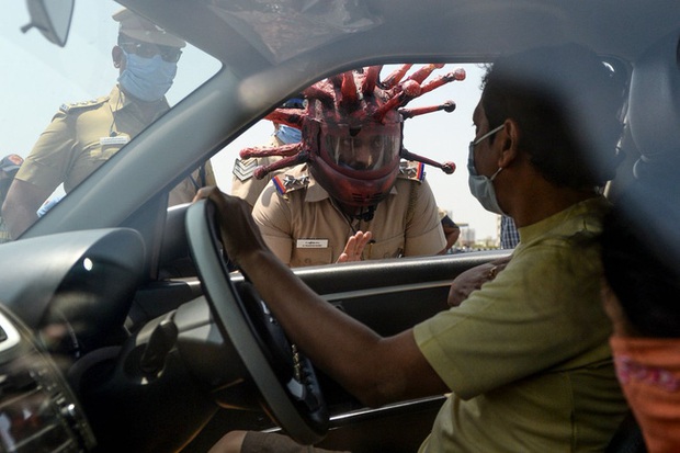 Cảnh sát Ấn Độ đội mũ bảo hiểm độc nhất vô nhị hình virus SARS-CoV-2 để dọa người dân không ra khỏi nhà - Ảnh 2.