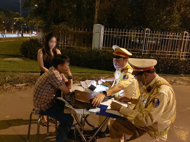Bị CSGT thổi lại, tài xế ôtô say rượu liền đổi ghế lái để né thổi nồng độ cồn - Ảnh 3. Bị CSGT thổi lại, tài xế ôtô say rượu liền đổi ghế lái để né thổi nồng độ cồn - Ảnh 3.