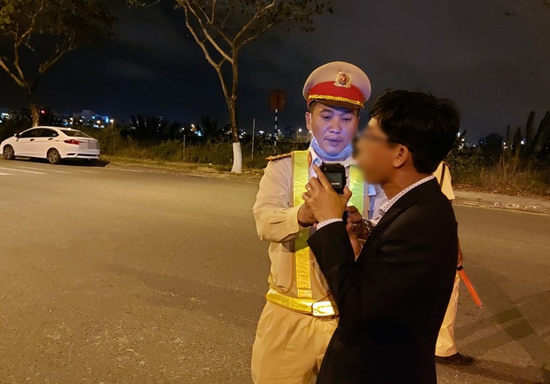 Bị CSGT thổi lại, tài xế ôtô say rượu liền đổi ghế lái để né thổi nồng độ cồn - Ảnh 4. Bị CSGT thổi lại, tài xế ôtô say rượu liền đổi ghế lái để né thổi nồng độ cồn - Ảnh 4.