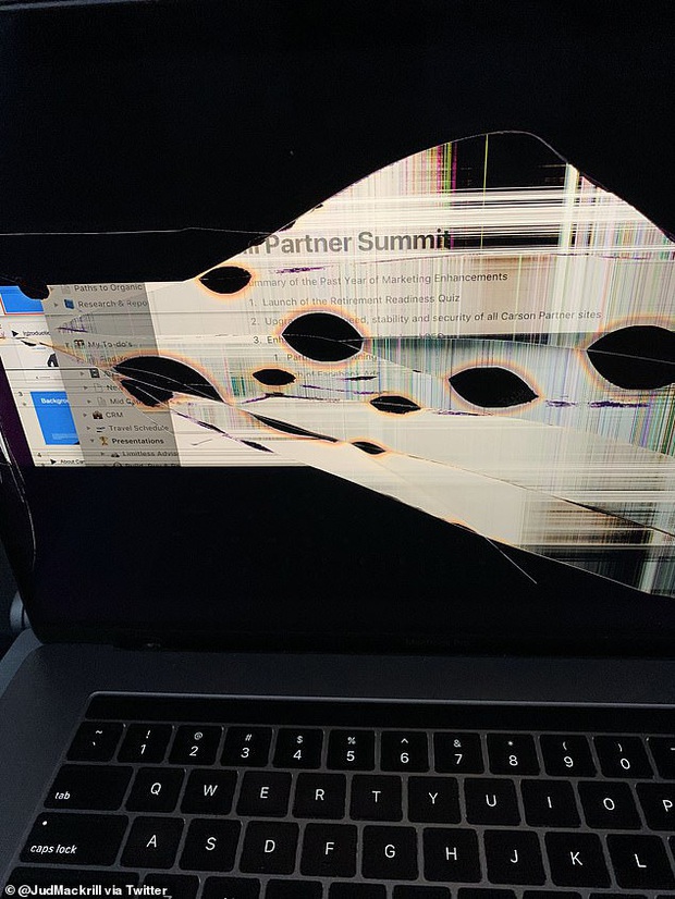 Khách ngồi trước ngả ghế làm vỡ tan màn hình MacBook, thanh niên đăng đàn kể khổ khiến dân mạng nổi lên tranh cãi - Ảnh 3. Khách ngồi trước ngả ghế làm vỡ tan màn hình MacBook, thanh niên đăng đàn kể khổ khiến dân mạng nổi lên tranh cãi - Ảnh 3.