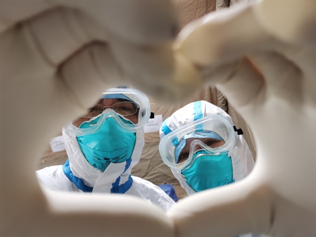 Ra tiền tuyến chống dịch virus corona, nữ bác sĩ bật khóc khi bất ngờ nhận được tin nhắn của chồng: Hẹn gặp lại em ở Vũ Hán - Ảnh 3. Ra tiền tuyến chống dịch virus corona, nữ bác sĩ bật khóc khi bất ngờ nhận được tin nhắn của chồng: Hẹn gặp lại em ở Vũ Hán - Ảnh 3.