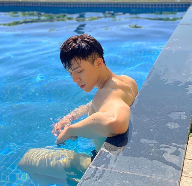 Erik lại khiến fan mất máu khi cởi áo khoe body trên biển, khiến Hương Giang phải thốt lên Em tôi hot quá! - Ảnh 6. Erik lại khiến fan mất máu khi cởi áo khoe body trên biển, khiến Hương Giang phải thốt lên Em tôi hot quá! - Ảnh 6.