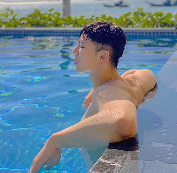 Erik lại khiến fan mất máu khi cởi áo khoe body trên biển, khiến Hương Giang phải thốt lên Em tôi hot quá! - Ảnh 5. Erik lại khiến fan mất máu khi cởi áo khoe body trên biển, khiến Hương Giang phải thốt lên Em tôi hot quá! - Ảnh 5.