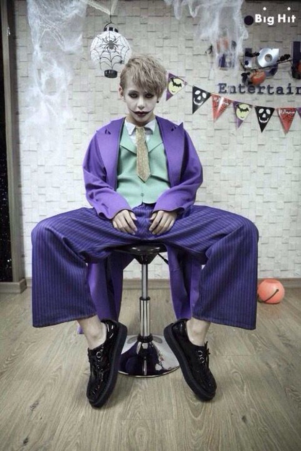 2 lần hóa thân thành Joker của V (BTS): Đẹp trai, đáng yêu thế này thì ai cũng xin làm Harley Quinn mất! - Ảnh 5. 2 lần hóa thân thành Joker của V (BTS): Đẹp trai, đáng yêu thế này thì ai cũng xin làm Harley Quinn mất! - Ảnh 5.