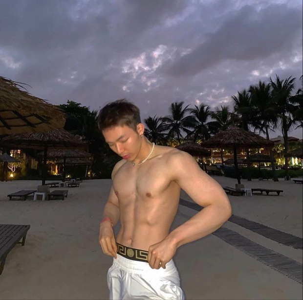 Erik lại khiến fan mất máu khi cởi áo khoe body trên biển, khiến Hương Giang phải thốt lên Em tôi hot quá! - Ảnh 4. Erik lại khiến fan mất máu khi cởi áo khoe body trên biển, khiến Hương Giang phải thốt lên Em tôi hot quá! - Ảnh 4.