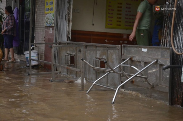 Hà Nội: Nhiều tuyến đường ngập nghiêm trọng, cây xanh đổ la liệt sau cơn mưa như trút nước - Ảnh 8. Hà Nội: Nhiều tuyến đường ngập nghiêm trọng, cây xanh đổ la liệt sau cơn mưa như trút nước - Ảnh 8.