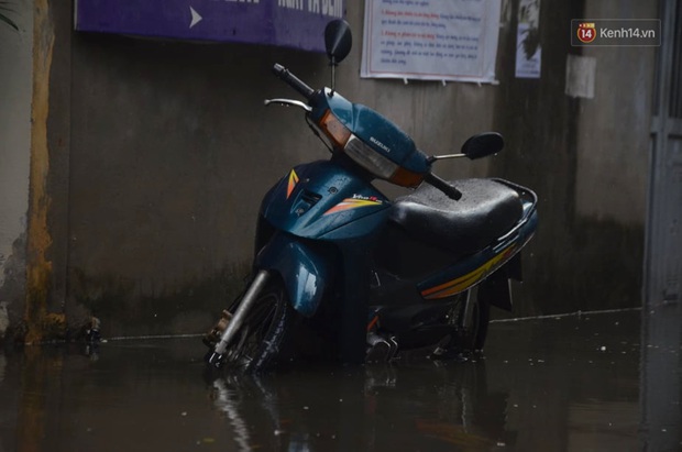Hà Nội: Nhiều tuyến đường ngập nghiêm trọng, cây xanh đổ la liệt sau cơn mưa như trút nước - Ảnh 9. Hà Nội: Nhiều tuyến đường ngập nghiêm trọng, cây xanh đổ la liệt sau cơn mưa như trút nước - Ảnh 9.