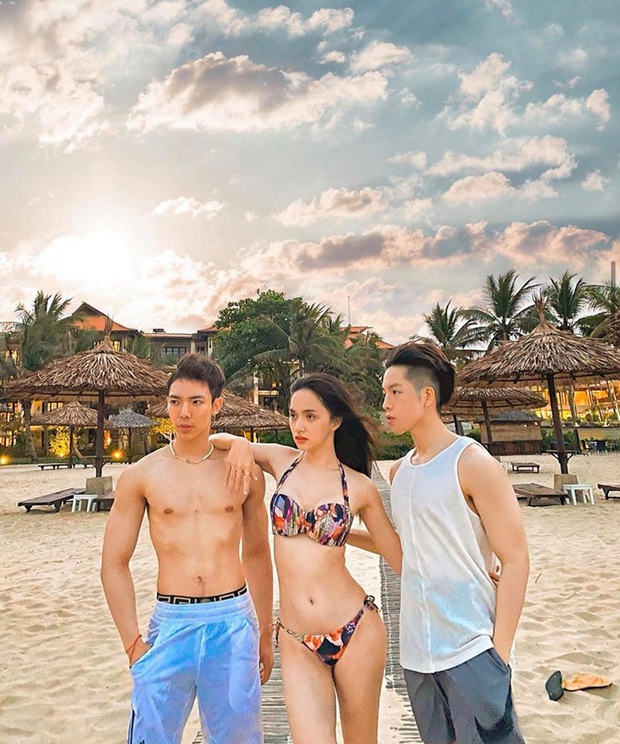 Erik lại khiến fan mất máu khi cởi áo khoe body trên biển, khiến Hương Giang phải thốt lên Em tôi hot quá! - Ảnh 3. Erik lại khiến fan mất máu khi cởi áo khoe body trên biển, khiến Hương Giang phải thốt lên Em tôi hot quá! - Ảnh 3.