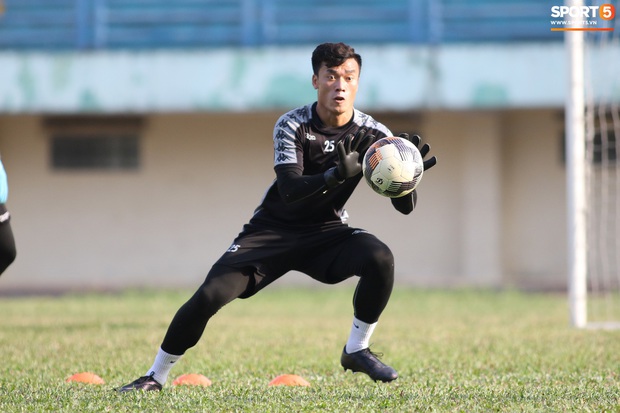 Liên tục mắc lỗi, thủ môn Bùi Tiến Dũng buồn xo trong ngày tập cùng thủ môn trẻ - Ảnh 7. Liên tục mắc lỗi, thủ môn Bùi Tiến Dũng buồn xo trong ngày tập cùng thủ môn trẻ - Ảnh 7.