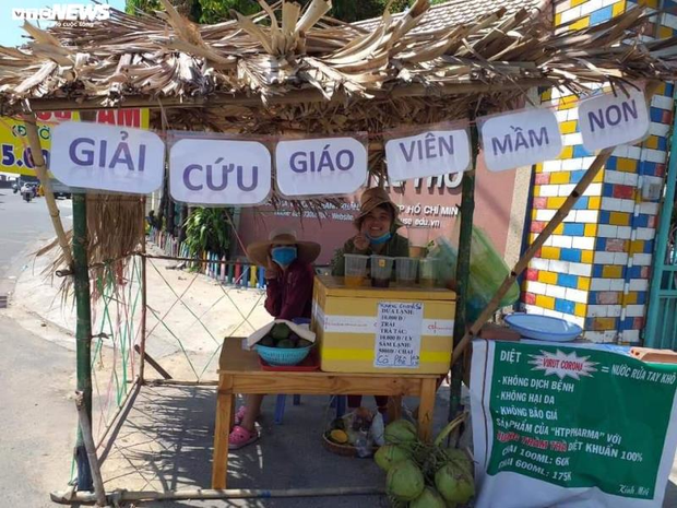 Nhiều trường dừng hoạt động vì Covid-19, giáo viên bán nước, bán cam kiếm sống - Ảnh 2. Nhiều trường dừng hoạt động vì Covid-19, giáo viên bán nước, bán cam kiếm sống - Ảnh 2.