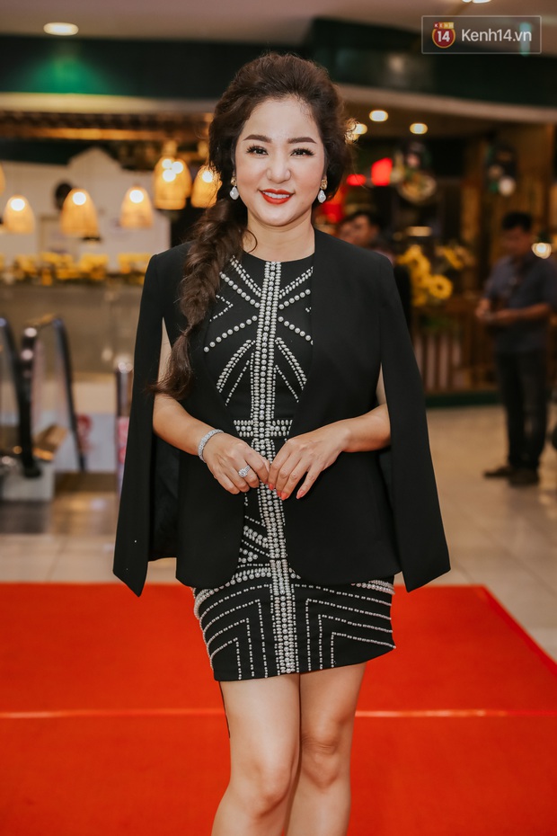 Lâu rồi showbiz không trẩy hội, dân làng tấp nập áo quần xuất hiện tại thảm đỏ Nắng 3 - Ảnh 9. Lâu rồi showbiz không trẩy hội, dân làng tấp nập áo quần xuất hiện tại thảm đỏ Nắng 3 - Ảnh 9.
