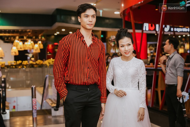 Lâu rồi showbiz không trẩy hội, dân làng tấp nập áo quần xuất hiện tại thảm đỏ Nắng 3 - Ảnh 4. Lâu rồi showbiz không trẩy hội, dân làng tấp nập áo quần xuất hiện tại thảm đỏ Nắng 3 - Ảnh 4.