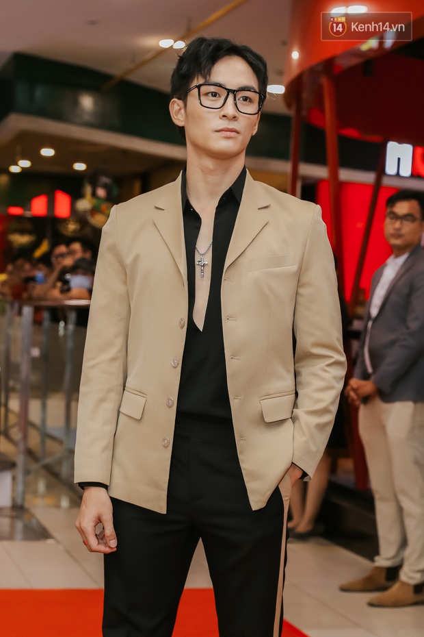 Lâu rồi showbiz không trẩy hội, dân làng tấp nập áo quần xuất hiện tại thảm đỏ Nắng 3 - Ảnh 16. Lâu rồi showbiz không trẩy hội, dân làng tấp nập áo quần xuất hiện tại thảm đỏ Nắng 3 - Ảnh 16.