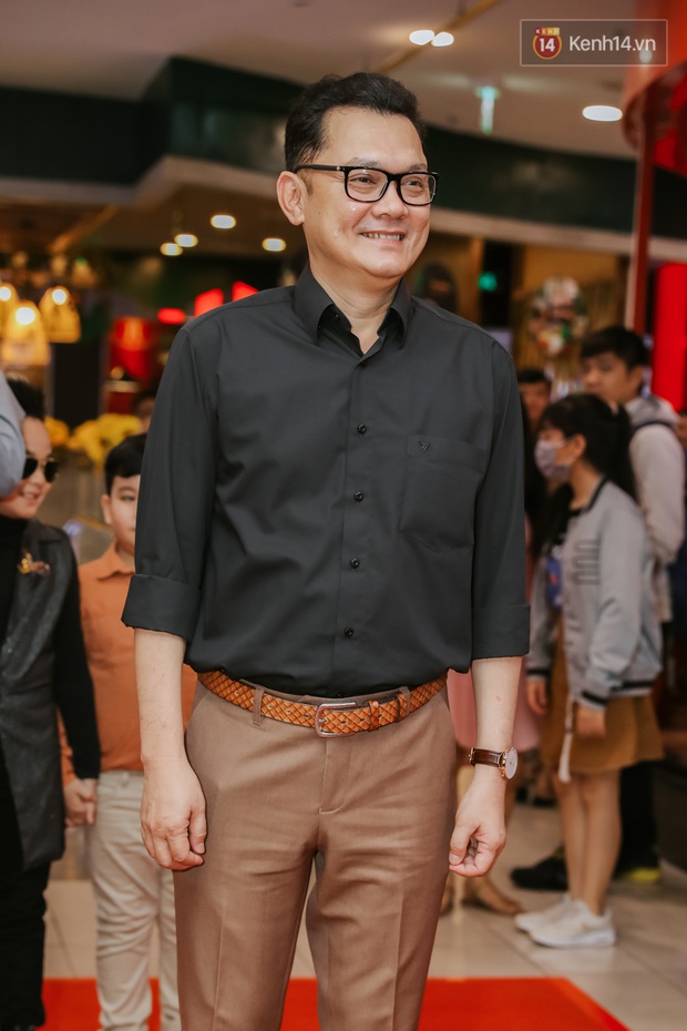 Lâu rồi showbiz không trẩy hội, dân làng tấp nập áo quần xuất hiện tại thảm đỏ Nắng 3 - Ảnh 7. Lâu rồi showbiz không trẩy hội, dân làng tấp nập áo quần xuất hiện tại thảm đỏ Nắng 3 - Ảnh 7.