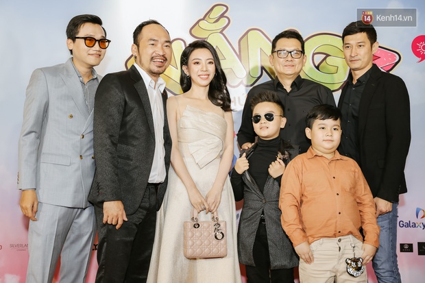 Lâu rồi showbiz không trẩy hội, dân làng tấp nập áo quần xuất hiện tại thảm đỏ Nắng 3 - Ảnh 12. Lâu rồi showbiz không trẩy hội, dân làng tấp nập áo quần xuất hiện tại thảm đỏ Nắng 3 - Ảnh 12.
