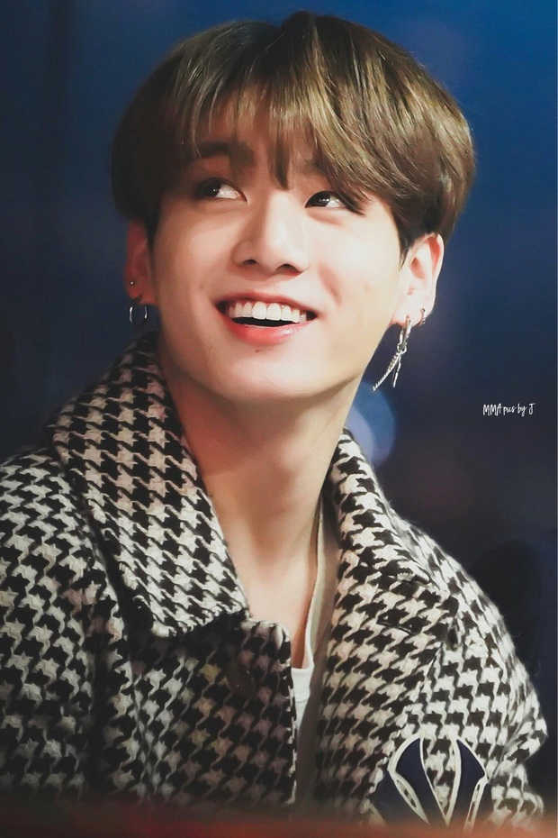 Jungkook (BTS) bị phát hiện vô số lần âm thầm giúp đỡ staff, suýt ngã đau vẫn nhiệt tình phụ nhân viên sửa sân khấu, bảo sao ai cũng cưng! - Ảnh 1.