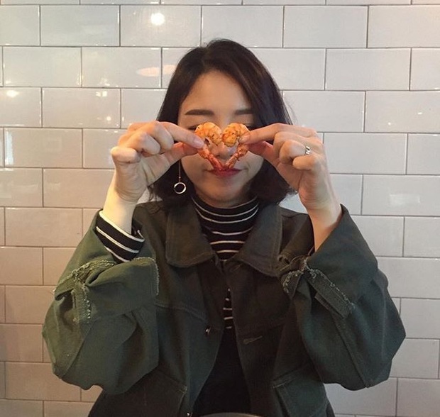 Giận dỗi khi thấy bạn trai bóc vỏ tôm cho bạn thân của mình liệu có phải là quá nhỏ nhen xét nét không? - Ảnh 2.