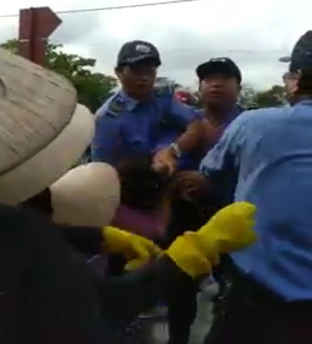 Nữ tiểu thương ngất xỉu, nằm bất động vì loạt đòn dã man của nhóm đàn ông mặc đồ bảo vệ - Ảnh 3. Nữ tiểu thương ngất xỉu, nằm bất động vì loạt đòn dã man của nhóm đàn ông mặc đồ bảo vệ - Ảnh 3.
