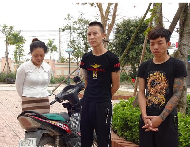 2 thanh niên xăm trổ cùng 1 cô gái gây ra liên tiếp 13 vụ cướp dây chuyền, điện thoại - Ảnh 1.