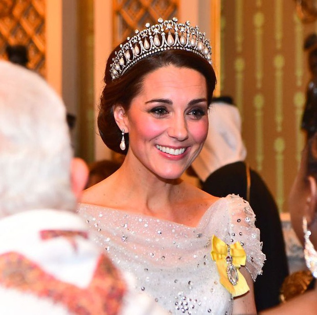 Cung điện Buckingham đưa ra thông báo mới về ngôi vị Hoàng hậu trong tương lai của Hoàng gia Anh, báo hiệu một sự đổi thay chưa từng có - Ảnh 2. Cung điện Buckingham đưa ra thông báo mới về ngôi vị Hoàng hậu trong tương lai của Hoàng gia Anh, báo hiệu một sự đổi thay chưa từng có - Ảnh 2.