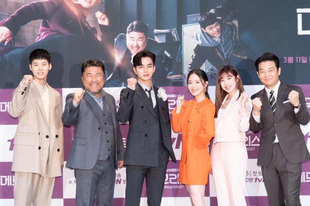 Họp báo ra mắt phim Memorist: Phi công Yoo Seung Ho điệu đà cài bông đỏm dáng hơn cả đàn chị có duyên từ 8 năm trước - Ảnh 1. Họp báo ra mắt phim Memorist: Phi công Yoo Seung Ho điệu đà cài bông đỏm dáng hơn cả đàn chị có duyên từ 8 năm trước - Ảnh 1.