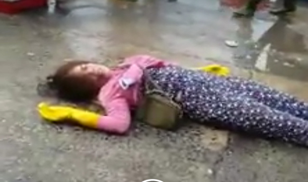 Nữ tiểu thương ngất xỉu, nằm bất động vì loạt đòn dã man của nhóm đàn ông mặc đồ bảo vệ - Ảnh 4. Nữ tiểu thương ngất xỉu, nằm bất động vì loạt đòn dã man của nhóm đàn ông mặc đồ bảo vệ - Ảnh 4.