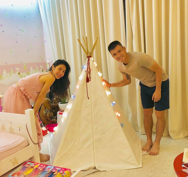 Chuyện cầu thủ yêu mỹ nhân Vbiz: Người bất chấp tẩy chay rồi vẫn tan vỡ, người vượt mọi hoài nghi viên mãn không ngờ - Ảnh 4. Chuyện cầu thủ yêu mỹ nhân Vbiz: Người bất chấp tẩy chay rồi vẫn tan vỡ, người vượt mọi hoài nghi viên mãn không ngờ - Ảnh 4.