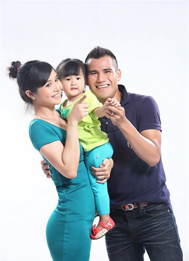 Chuyện cầu thủ yêu mỹ nhân Vbiz: Người bất chấp tẩy chay rồi vẫn tan vỡ, người vượt mọi hoài nghi viên mãn không ngờ - Ảnh 7. Chuyện cầu thủ yêu mỹ nhân Vbiz: Người bất chấp tẩy chay rồi vẫn tan vỡ, người vượt mọi hoài nghi viên mãn không ngờ - Ảnh 7.