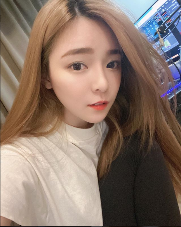 Nữ streamer LMHT xinh đẹp gây choáng với phát ngôn sốc: Ở nhà tôi không mặc nội y, vài tháng mới giặt một lần - Ảnh 8. Nữ streamer LMHT xinh đẹp gây choáng với phát ngôn sốc: Ở nhà tôi không mặc nội y, vài tháng mới giặt một lần - Ảnh 8.