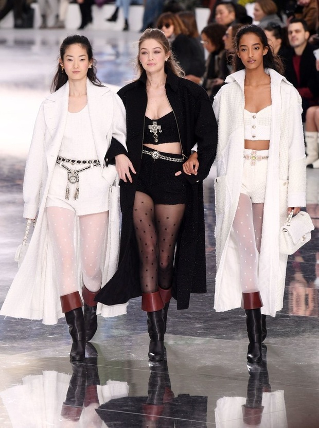 Sàn catwalk tráng gương dài tận 340 mét của Chanel hoành tráng nhưng không khiến giới mộ điệu “wow” như mùa rồi - Ảnh 5. Sàn catwalk tráng gương dài tận 340 mét của Chanel hoành tráng nhưng không khiến giới mộ điệu “wow” như mùa rồi - Ảnh 5.