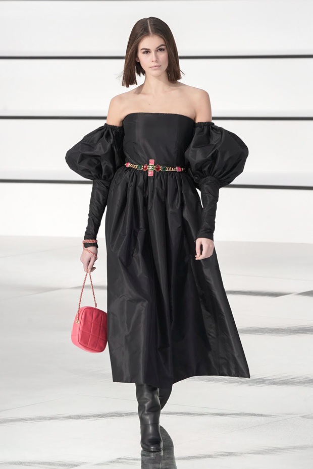 Sàn catwalk tráng gương dài tận 340 mét của Chanel hoành tráng nhưng không khiến giới mộ điệu “wow” như mùa rồi - Ảnh 7. Sàn catwalk tráng gương dài tận 340 mét của Chanel hoành tráng nhưng không khiến giới mộ điệu “wow” như mùa rồi - Ảnh 7.