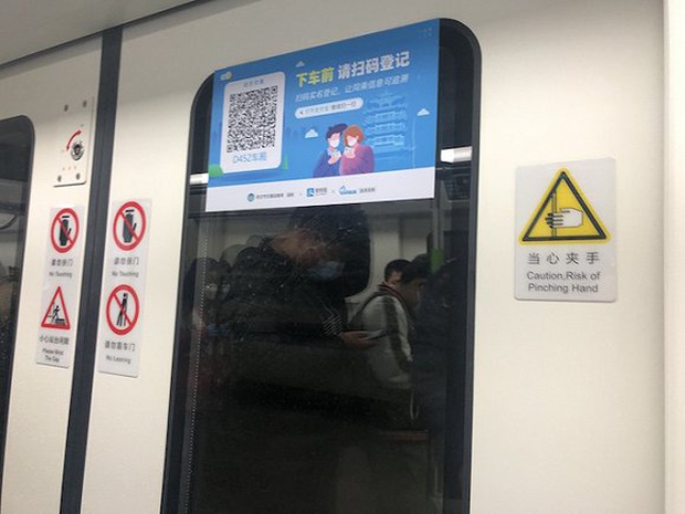 Chuyến tàu quay lại Vũ Hán sau những ngày dịch bệnh: Thông hành bằng mã QR, hành khách còn mặc cả áo mưa và kính bảo hộ - Ảnh 9.