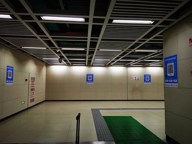 Chuyến tàu quay lại Vũ Hán sau những ngày dịch bệnh: Thông hành bằng mã QR, hành khách còn mặc cả áo mưa và kính bảo hộ - Ảnh 12.