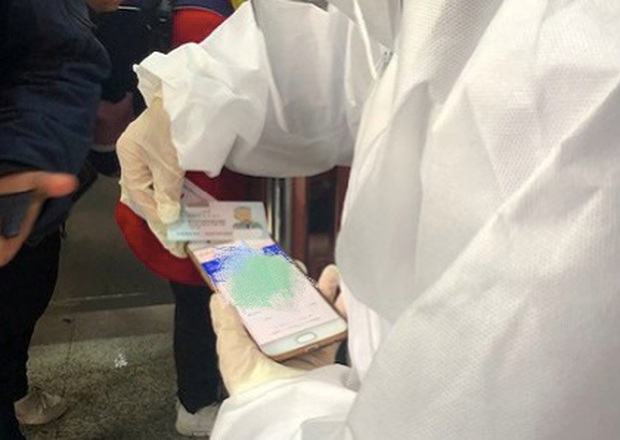 Chuyến tàu quay lại Vũ Hán sau những ngày dịch bệnh: Thông hành bằng mã QR, hành khách còn mặc cả áo mưa và kính bảo hộ - Ảnh 3.