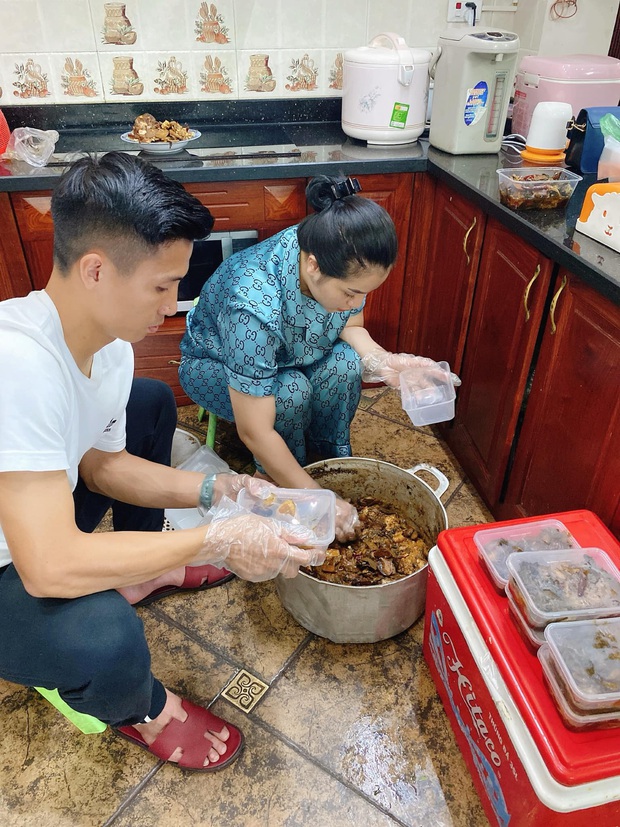 Bùi Tiến Dũng đúng chuẩn ông chồng kiểu mẫu: Hết chăm con lại xắn tay vào bếp phụ vợ làm đồ ăn bán hàng khi nghỉ dịch - Ảnh 2.