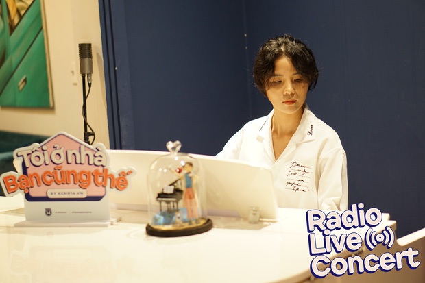 Những sân khấu live chưa từng có của Vpop giữa mùa dịch: Mở liveshow tại gia, diện trang phục bình dân, livestream bất chấp âm thanh... tậm tịt - Ảnh 14. Những sân khấu live chưa từng có của Vpop giữa mùa dịch: Mở liveshow tại gia, diện trang phục bình dân, livestream bất chấp âm thanh... tậm tịt - Ảnh 14.